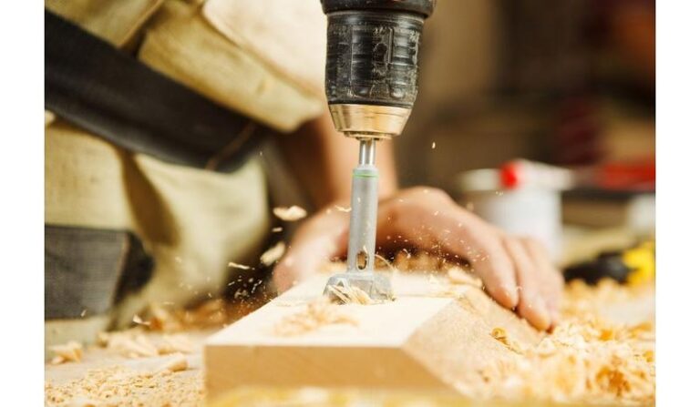 Efektywne techniki wiercenia w drewnie – poradnik dla każdego majsterkowicza