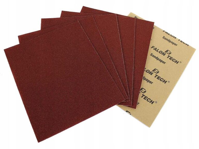 Wybór najlepszego papieru ściernego do skutecznego usuwania farby z drewna