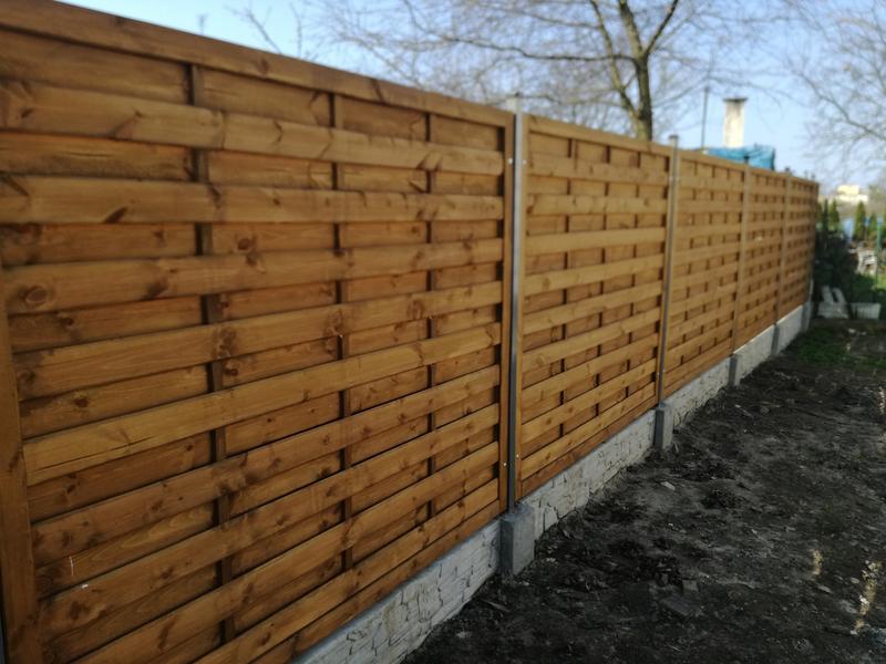 Montaż płotu drewnianego na balkonie