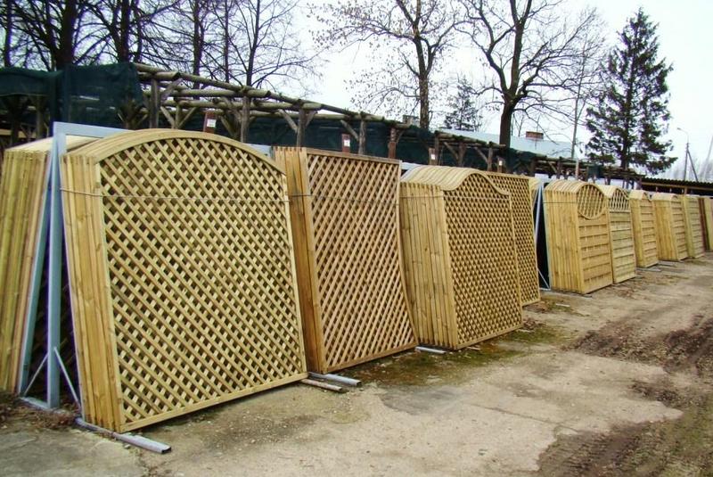 Praktyczny przewodnik: Jak zamontować płot drewniany na balkonie w kilku krokach