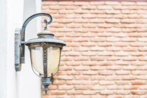 Przewodnik po montażu lamp na styropianie – krok po kroku do idealnego oświetlenia