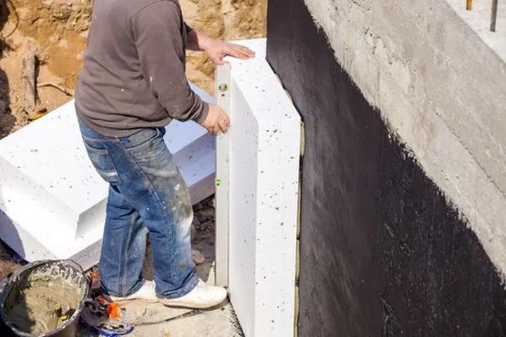 Skuteczne sposoby na ocieplenie nierównego fundamentu w Twoim domu