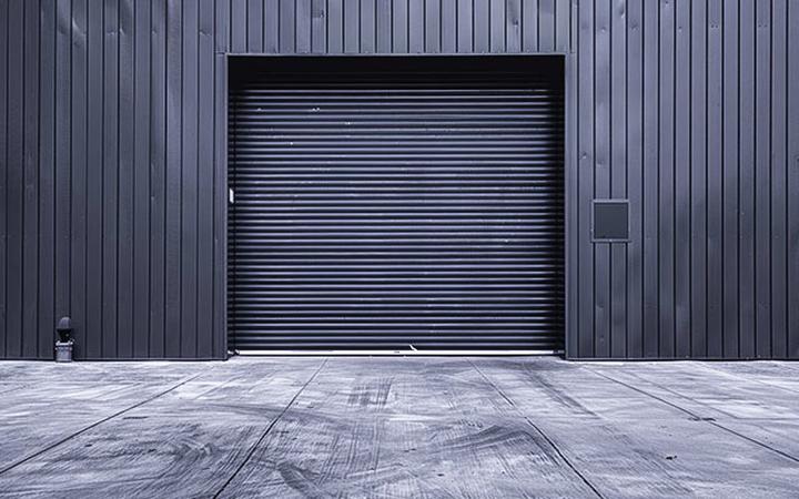 Jak skorzystać z kalkulatora kosztów budowy hali produkcyjnej?