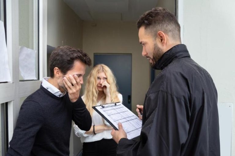 Kiedy komornik może wejść do domu? Praktyczne wskazówki i porady