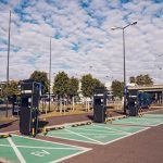 Które firmy najczęściej inwestują w stacje ładowania i dlaczego?