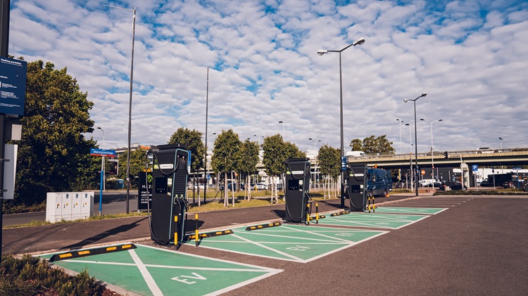 Które firmy najczęściej inwestują w stacje ładowania i dlaczego?