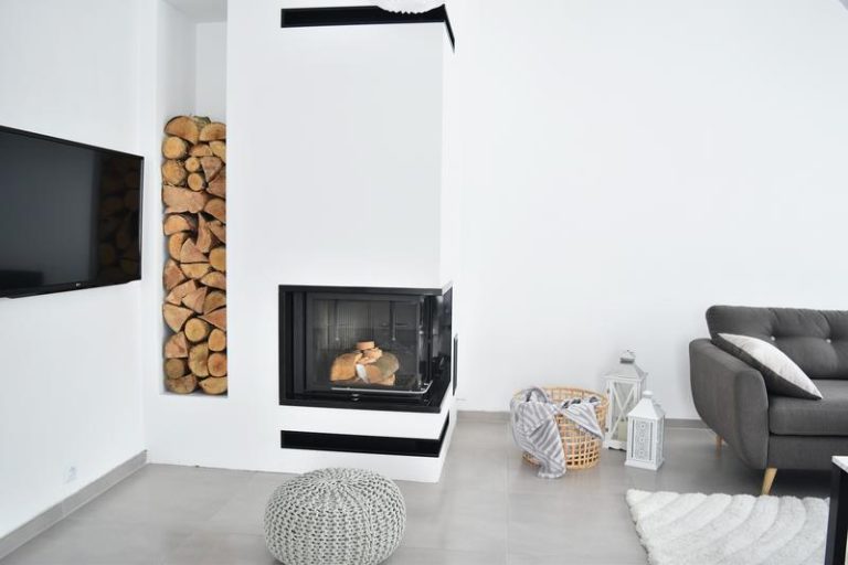 Zrób to sam: Jak efektownie wkomponować kominek w swój salon?