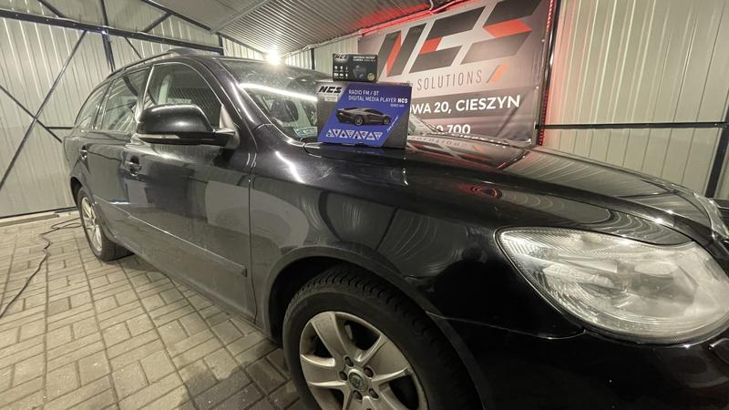 Demontaż starego radia i instalacja nowego