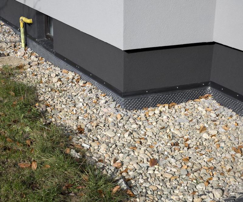 Izolacja pionowa fundamentów