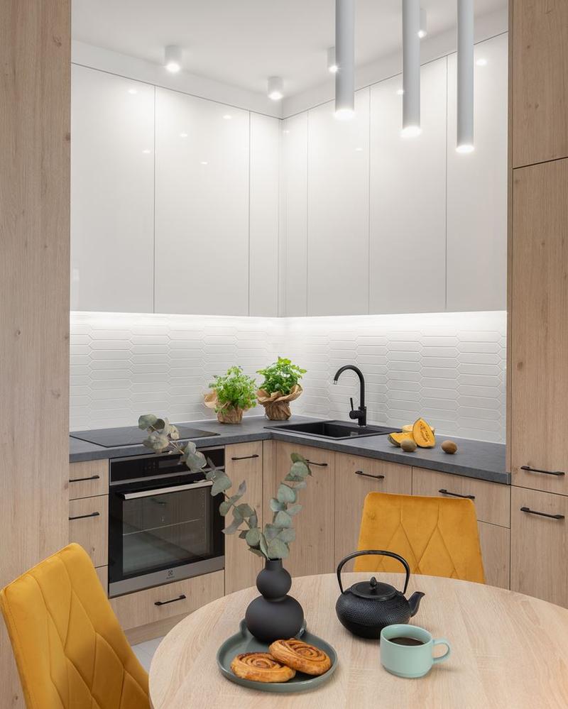 Umeblowanie pokoju z aneksem kuchennym