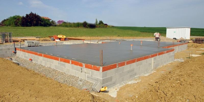 Wybór technologii fundamentów ławy czy płyta