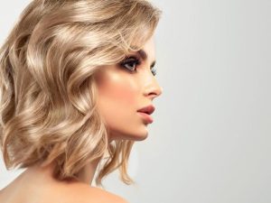 Jak osiągnąć idealny słomkowy blond? Wybór farby do włosów dla perfekcyjnego efektu