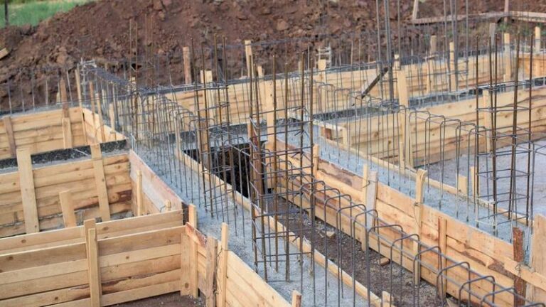 Jak wybrać odpowiednie szalowanie fundamentów i zrozumieć jego cenę?