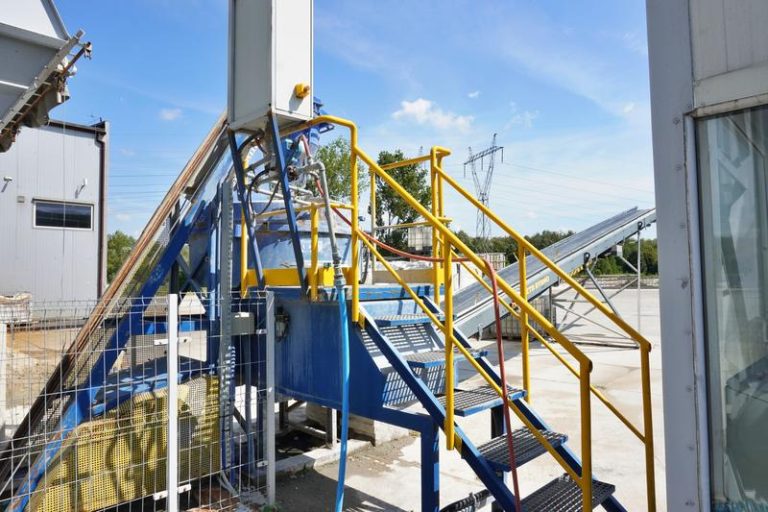 Optymalna ilość wody do użycia z workiem cementu – sprawdź, jak nie przesadzić z płynem