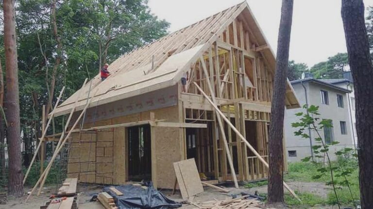 Ile trzeba wydać na budowę domu z płyt OSB? Przewodnik po kosztach i możliwościach