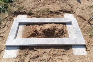 Jak prawidłowo wykonać fundament pod nagrobek, aby zapewnić jego trwałość?