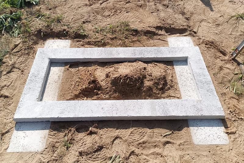 Jak prawidłowo wykonać fundament pod nagrobek, aby zapewnić jego trwałość?