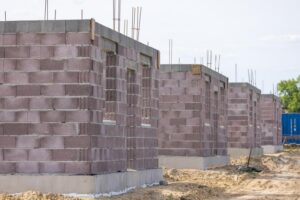 Jak wybrać idealne fundamenty z użyciem schalungssteine?