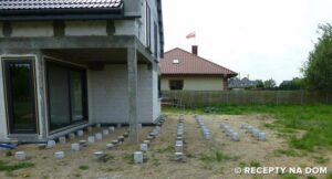 Jak zbudować solidny fundament pod zadaszenie tarasu?