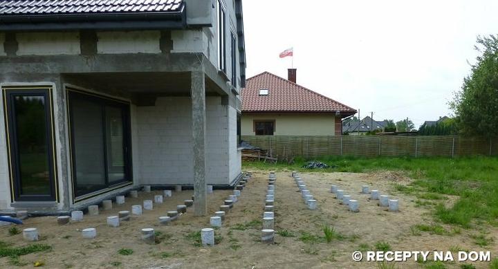 Jak zbudować solidny fundament pod zadaszenie tarasu?