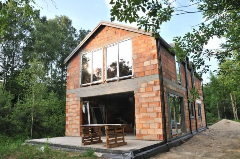 Jakie są kluczowe warunki budowy domu na działce rolnej?