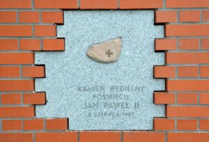 Kamień węgielny pod budowę domu – symbol nowego początku w Twoim życiu