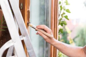 Najlepsze farby do malowania okien drewnianych – co wybrać?