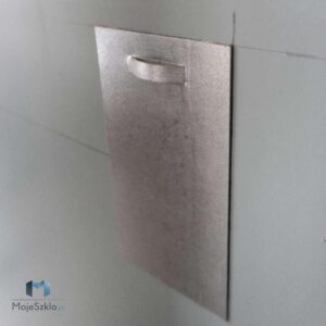 Praktyczny przewodnik: jak skutecznie zamontować lustro na płytkach?