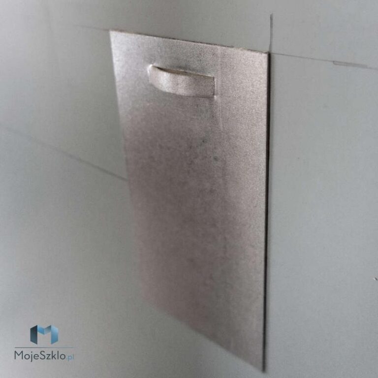 Praktyczny przewodnik: jak skutecznie zamontować lustro na płytkach?