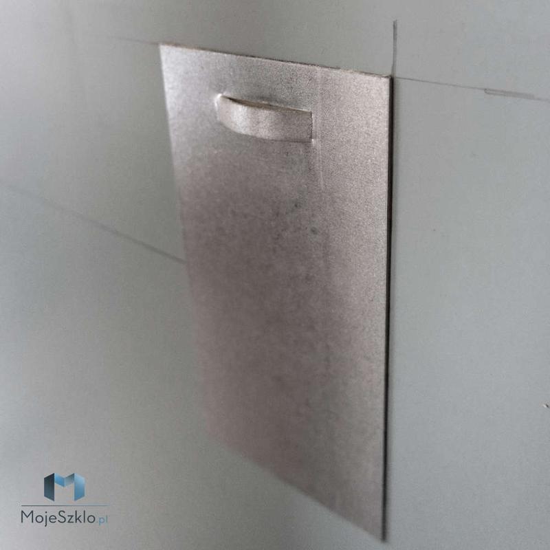 Praktyczny przewodnik: jak skutecznie zamontować lustro na płytkach?