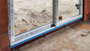 Prosty przewodnik: jak zamontować okno w drewnianym domu krok po kroku