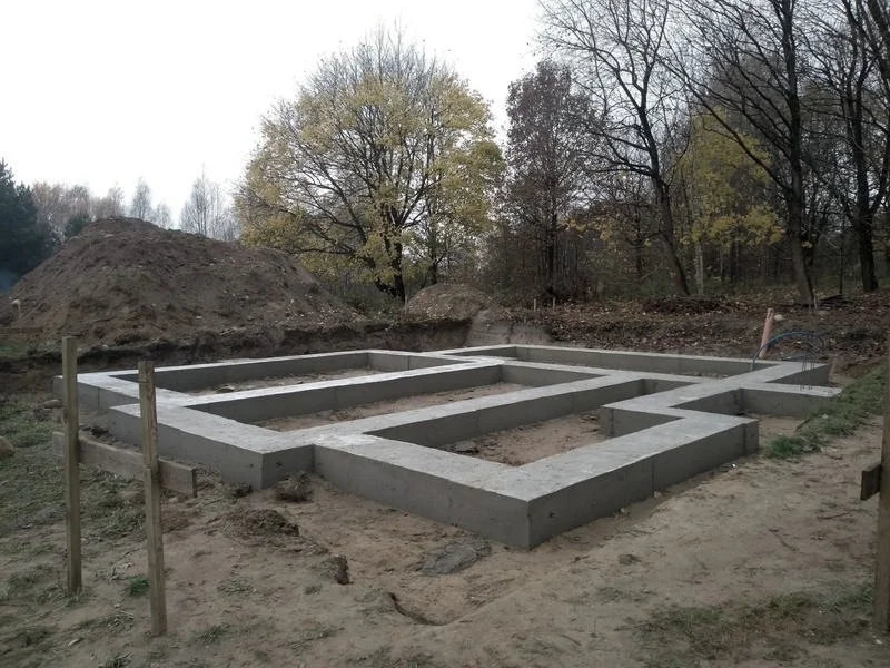 Jak skutecznie przygotować fundamenty zalewane w ziemi?